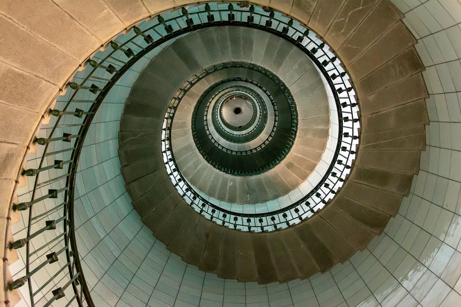 Notranjost svetilnika s spiralnimi stopnicami